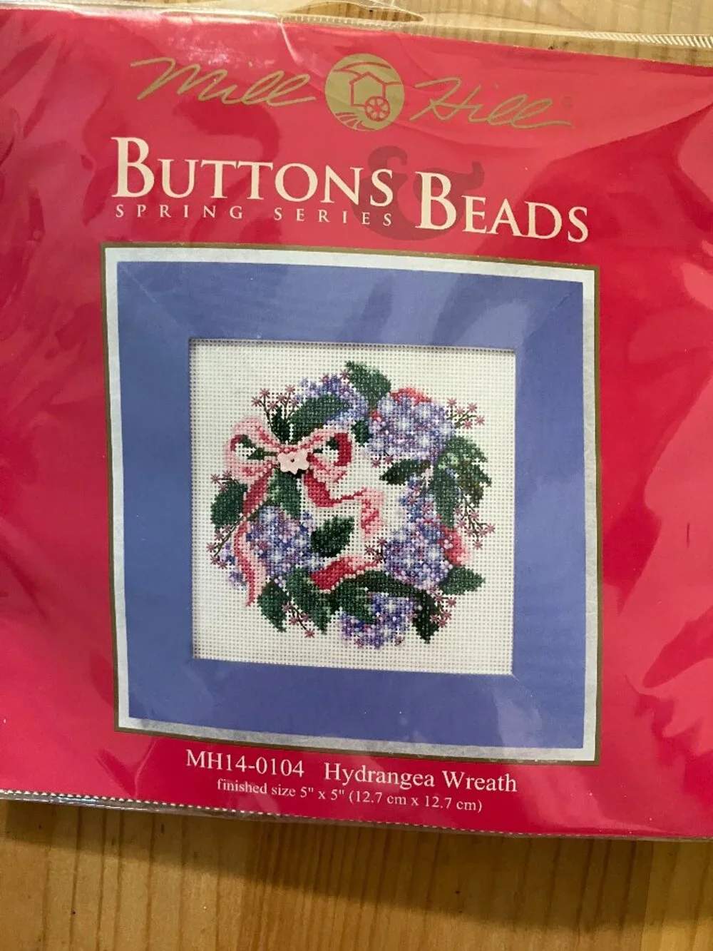 MILL HILL 2010 BUTTONS & BEADS SPRING SERIES: Hydrangea Wreath Size 5x5